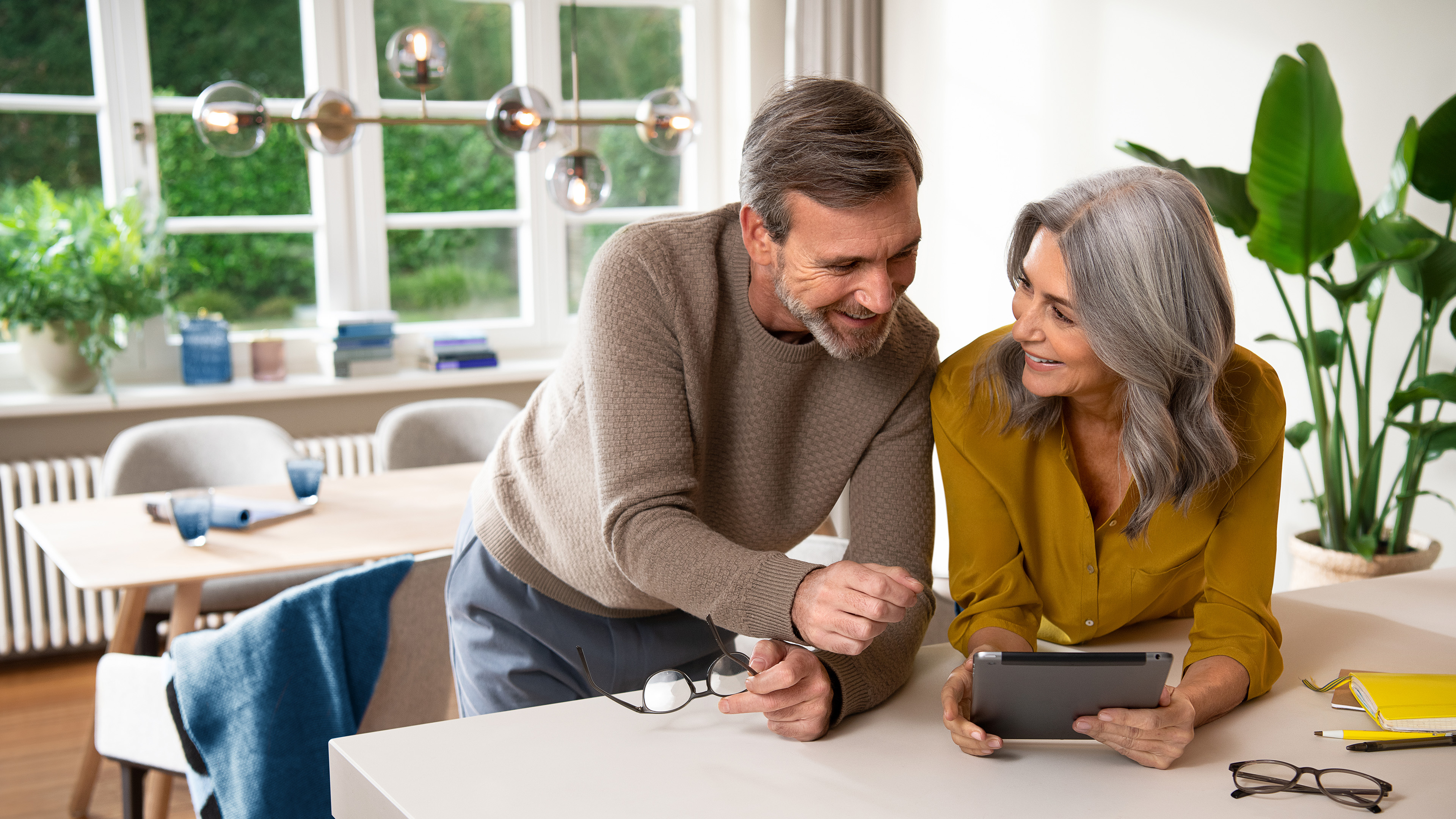 Vrouw en man bekijken samen op een tablet de Medi.Connect app