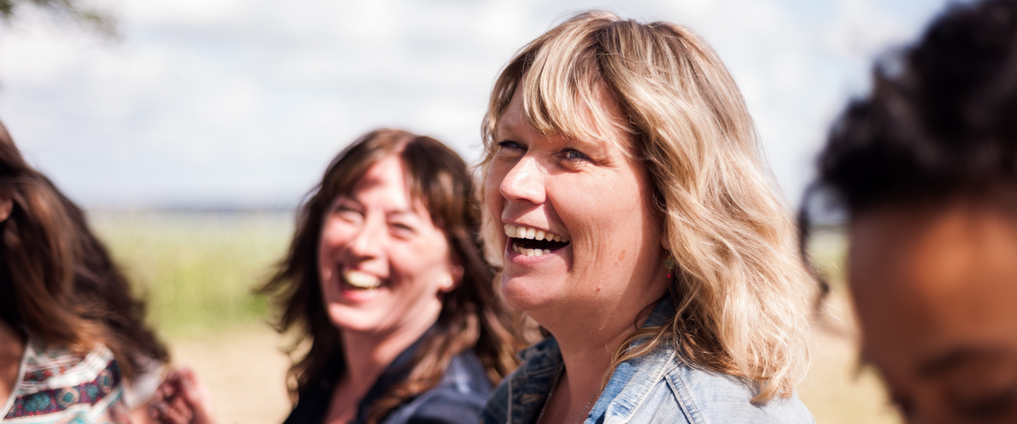 groep vriendinnen gezellig samen op pad