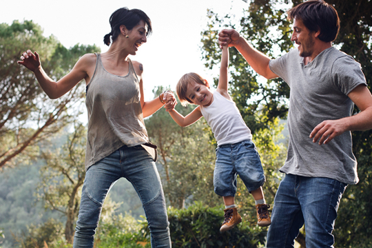 famille sur trampoline
