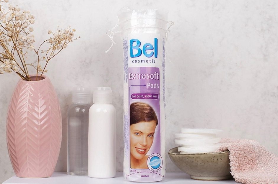Zátiší s koupelnovými produkty a vatovými tampony Bel Extrasoft