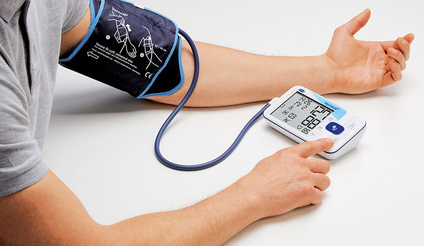 Nízký krevní tlak v kostce: příčiny, příznaky i léčba
