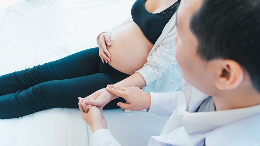 Preeklampsie v těhotenství kde manžel drží za ruku svou ženu