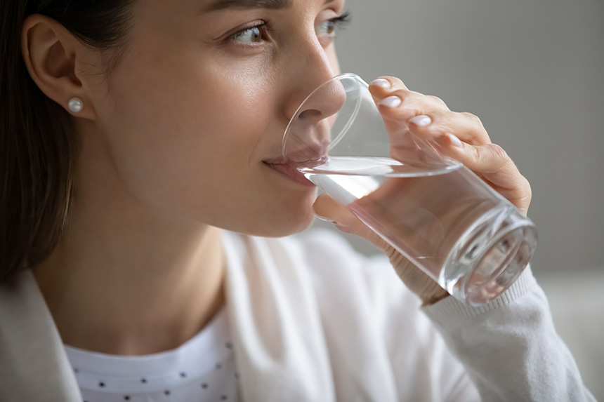 Žena dodržující pitný režim jako prevenci zánětu močových cest