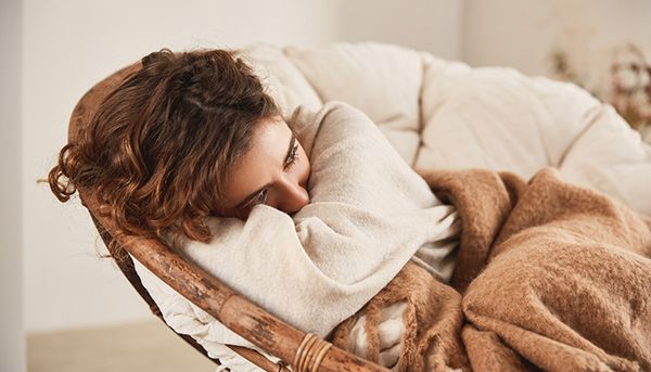 Žena, která nemůže usnout se jde zrelaxovat na křeslo