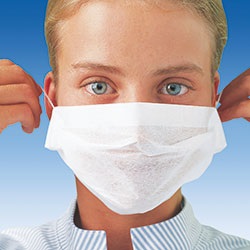 Pflegerin mit Mundschutz zur Hygiene