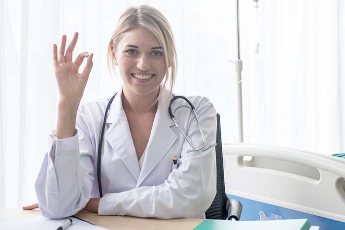 Doctora haciendo el signo de ok con las manos