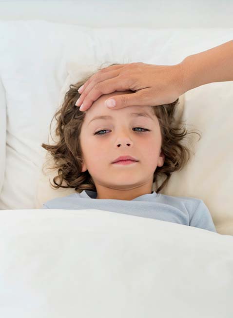 Niño en la cama con fiebre - HARTMANN Direct