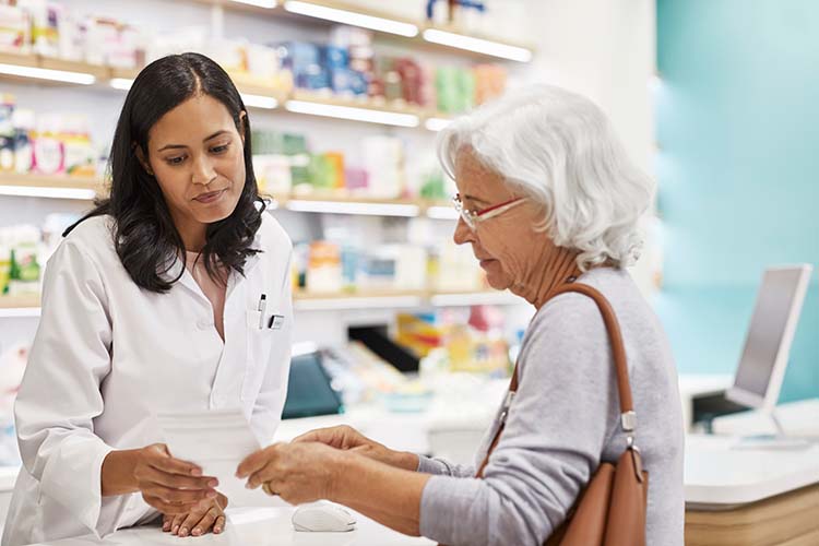 Mujer mayor pide consejo a farmacéutica