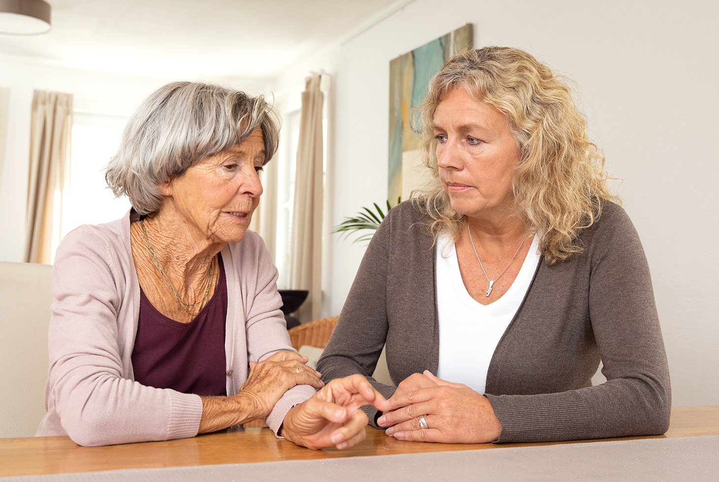Mutter und Tochter führen ein Gespräch