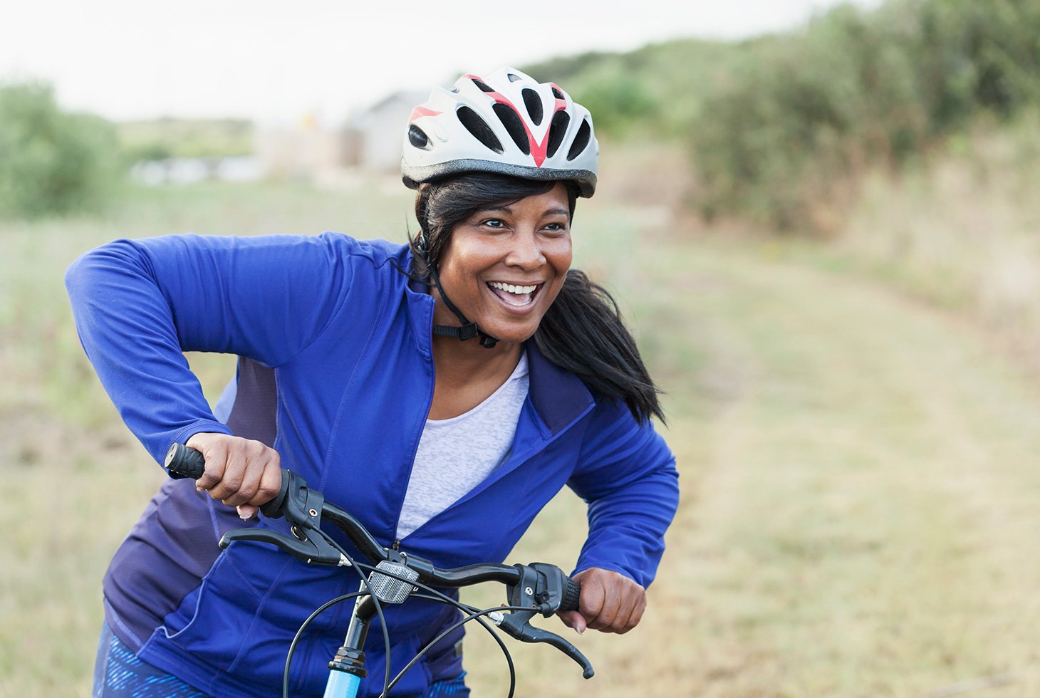 Eine Frau mit Inkontinenz stärkt ihren Beckenboden mit Fahrrad fahren