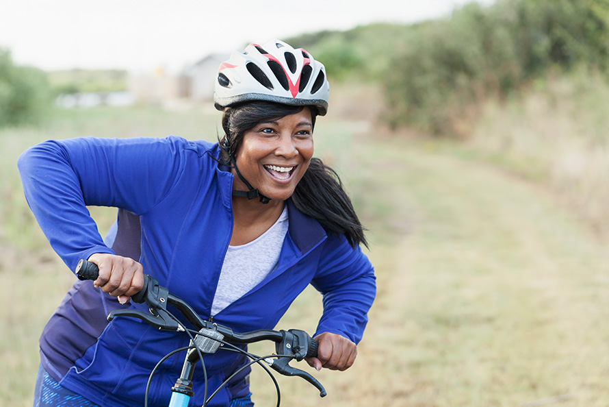 Eine Frau mit Inkontinenz stärkt ihren Beckenboden mit Fahrrad fahren