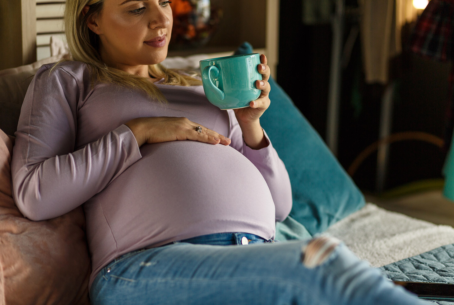 Schwangere streichelt ihren Babybauch